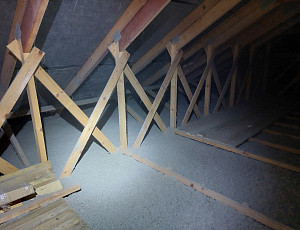 Zateplení stropu novostavby rodinného domu pomocí foukané izolace